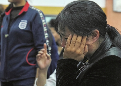 在芜湖市第二人民医院内，一名遇难者家属等待DNA比对认定结果（10月10日摄）。 新华社发<br>