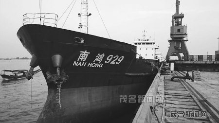 装载货物的“南航929”船舶。 通讯员卢明枢摄<br>