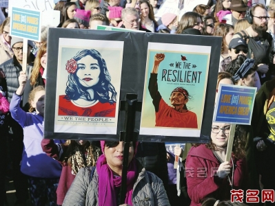 　　1月21日，在美国芝加哥，人们参加游行活动。<br>　　在新任美国总统特朗普入主白宫不到24小时，美国华盛顿、纽约、芝加哥、洛杉矶等多地21日爆发大规模妇女大游行，上百万名以女性为主的游行民众用和平集会的方式要求在大选中屡屡对女性出言不逊的特朗普尊重女性权利、保护女性权益，要求新政府支持民权、反对歧视和停止族群分裂。 新华社记者汪平摄<br>