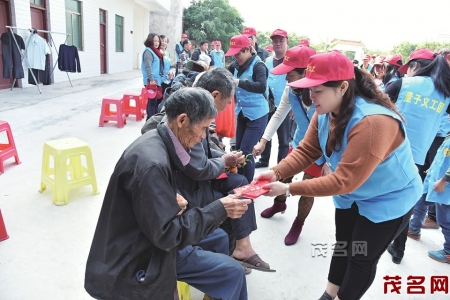 义工为敬老院老人送上慰问品。本报记者 黄信涛 摄<br>