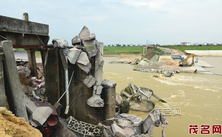 高岭拦河闸东段旧坝部分发生坍塌。本报记者甘杨松摄<br>