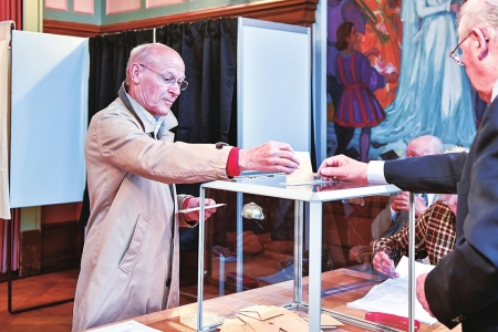 　　5月7日，选民在法国勒图凯市政厅投票。　2017年法国总统选举第二轮投票当地时间7日上午8时（北京时间14时）在法国本土全面展开。在第一轮投票中胜出的“前进”运动候选人埃马纽埃尔·马克龙和极右翼政党“国民阵线”候选人玛丽娜·勒庞将为总统职位展开最后对决。 新华社记者陈益宸摄