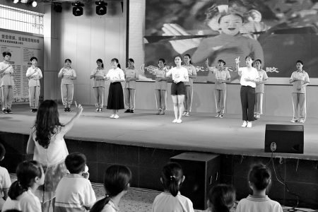 　　▶市特效学生表演的手语歌《祈祷》。<br>　　本报记者甘杨松 摄