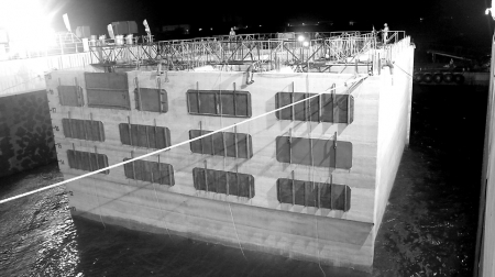 博贺新港区通用码头沉箱安装作业现场。 通讯员叶卓色摄<br>