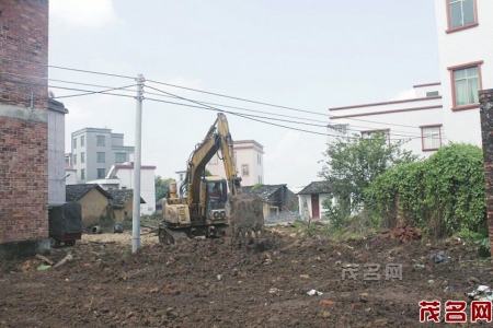 石仔岭街道板桥村新农村建设清拆现场。 本报记者 张伍摄<br>