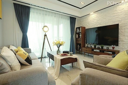 　　使用大面积的灰白作为基色调，灰色的沙发，白色的墙面，给人清新、纯净优雅的感觉。电视墙使用的是白色的条形瓷砖，相比墙纸来说多了一份生机和俏皮。<br>