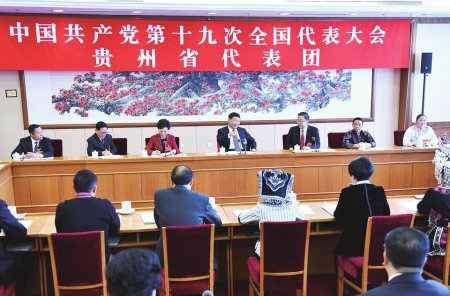 10月19日，习近平同志参加党的十九大贵州省代表团讨论。 新华社记者李涛摄