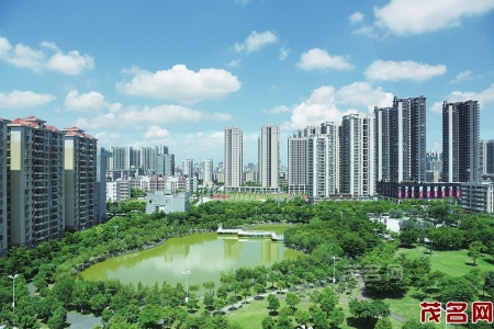 地处城区中心的南香公园、周边林立的高楼大厦，与蓝天白云组成一幅美丽的城市画卷。<br>