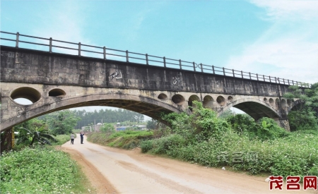 七角河渡槽位于化州市笪桥镇水塘村，灌溉面积46000亩。<br>