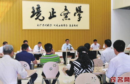 昨日上午，李红军来到广东茂名幼儿师范专科学校茂名校区，与师生交流互动，宣讲党的十九大精神。本报记者丘立贺摄<br>