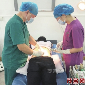 医生为颈腰椎病患者进行针灸治疗。