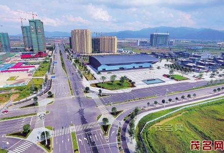 肇庆新区会展中心成为了“新区速度”的代表。 西江日报记者 刘春林 摄<br>