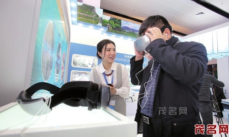 一位来宾在肇庆新区会展中心端州展览区体验VR眼罩。西江日报记者刘春林摄<br>