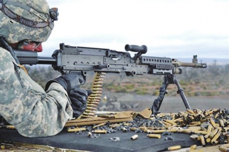 　　美陆军士兵使用M240通用机枪打靶。<br>