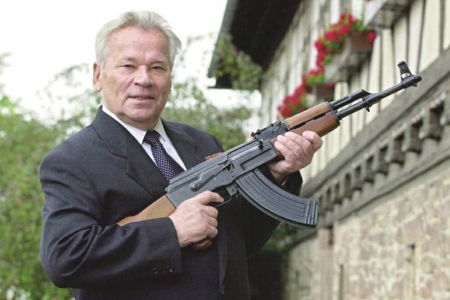 “枪王”卡拉什尼科夫与他的AK-47步枪。<br>