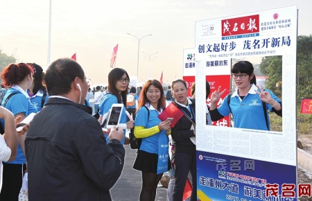 无私奉献的志愿者为徒步活动服务。 茂名日报记者黄信涛摄<br>