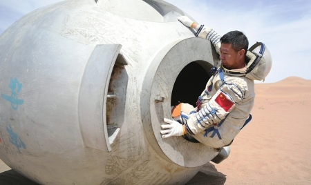 5月17日，航天员刘旺在进行自主出舱训练。<br>