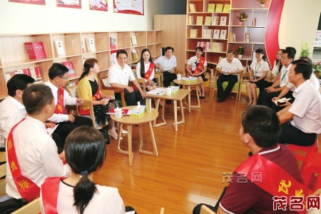 李红军等市领导与教师代表进行座谈交流。本报记者刘付思明摄<br>
