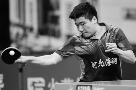 河北海润队选手梁靖崑在比赛中回球。<br>
