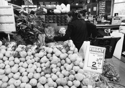 在土耳其伊斯坦布尔，顾客在一家超市选购蔬菜。