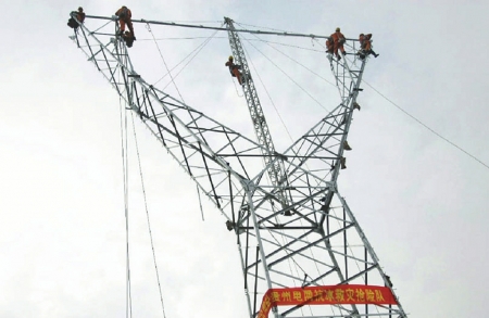 　　2008年，茂名供电局赴贵州抗冰抢险，图为组装220千伏铁塔。<br>