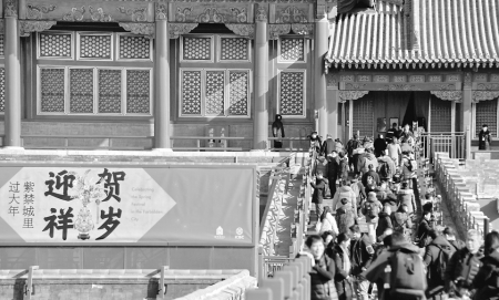 游人在故宫内参观游览。 新华社记者李欣摄<br>