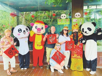 　　2月10日，在海南热带野生动植物园，60名乌克兰游客参加该园策划的中国年体验活动。<br>