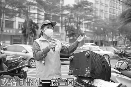 2019年度“广东好人”卢坤华通过扩音器宣传防疫知识。<br>