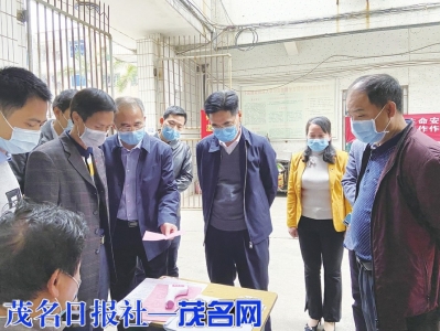 化州市委书记黄永带队对下郭街道住宅小区进行检查。<br>