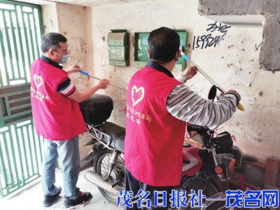 　　市发改局组织20多名志愿者，在包联单位宾南社区开展专项整治行动，清理楼道非法广告。<br>