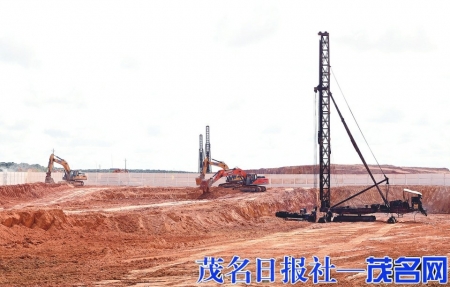 本报记者甘杨松摄在建中的茂名共青河新城启动区一期项目。
