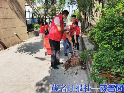 　　市残联组织志愿者到包联社区新坡镇车田村开展创文专项行动。<br>