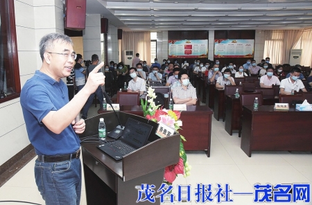 <br>　　广东省人民医院胸外科主任乔贵宾教授作《肺癌诊疗新进展》学术报告。