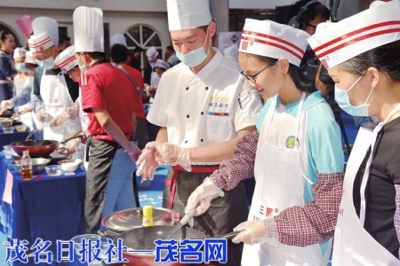 小选手们在大厨师指导下专心致志地制作美味佳肴。茂名日报社全媒体记者陈国汉摄