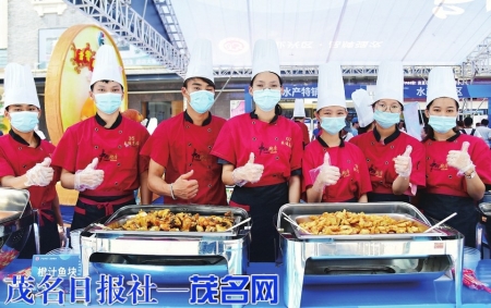 年轻的南粤厨师们为罗非鱼产业发展点赞。茂名日报社全媒体记者丘立贺摄<br>
