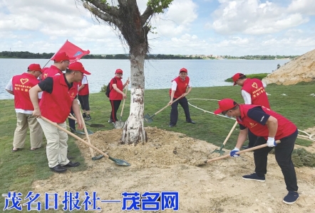 　　6月20日，中心党员志愿者集体到露天矿生态公园公积金林开展植树活动。<br>