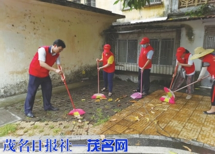 　　7月31日，中心干部职工志愿者到社区清理小区内的树叶、垃圾等杂物。<br>