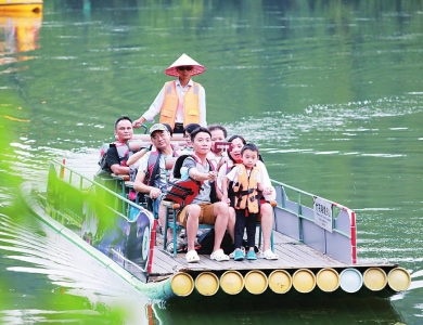 黄金周期间，不少游客选择星湖荡舟。 西江日报记者刘春林摄<br>