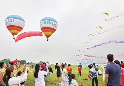 10月1日，在肇庆鼎湖区砚洲岛沙滩乐园，游客在观看热气球升空。 西江日报记者 梁小明 摄<br>