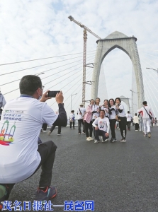 徒步市民与水东湾大桥合影。茂名日报社全媒体记者岑稳摄<br>