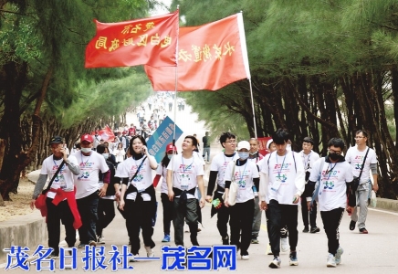 徒步队伍走在滨海绿道上。茂名日报社全媒体记者黄信涛摄<br>