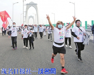 一名市民跑步经过水东湾大桥，双手做出胜利的姿势。茂名日报社全媒体记者岑稳摄<br>