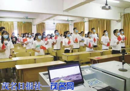 　　广油学生收看庆祝大会直播，挥动着手里的党旗和国旗，向伟大的中国共产党祝贺生日。<br>