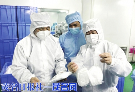叶云波（左一）在广东先来医疗器械有限公司开展监管巡查工作。茂名日报社全媒体记者吴昊摄