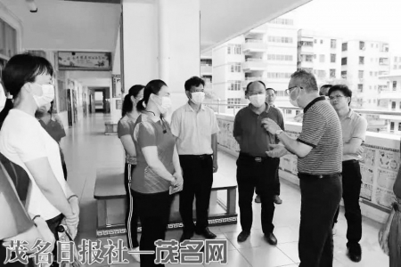 　　广东省人口发展研究院副院长、健康促进专家汤捷等到高州师范附属第一小学现场指导健康促进工作。<br>