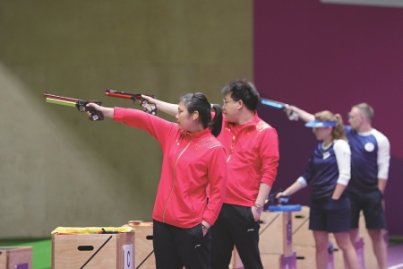 中国选手姜冉馨（左一）和庞伟（左二）在比赛中<br>