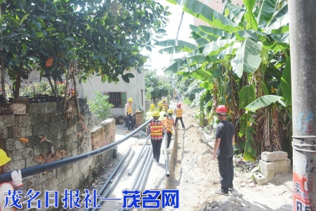 水利管网施工队正在林头镇新屋村忙碌着铺设管线。<br>