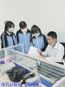 彭振强老师在辅导新疆学生。<br>