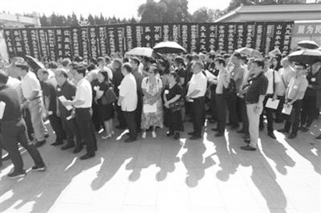 　　7 月 11日，八宝山殡仪馆，考古界、文博界人士送别故宫老院长张忠培。<br>