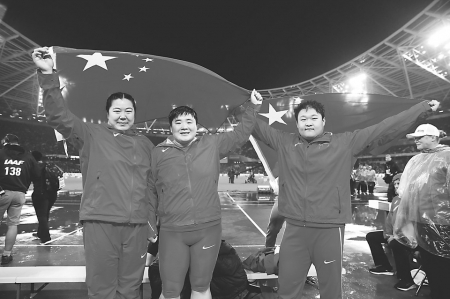 　　8 月 9日，中国选手巩立姣（中）、高阳（右）与卞卡在决赛后合影。<br>